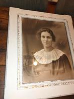 Mooie grote oude lijst met foto van vrouw uit het jaar 1924, Ophalen of Verzenden