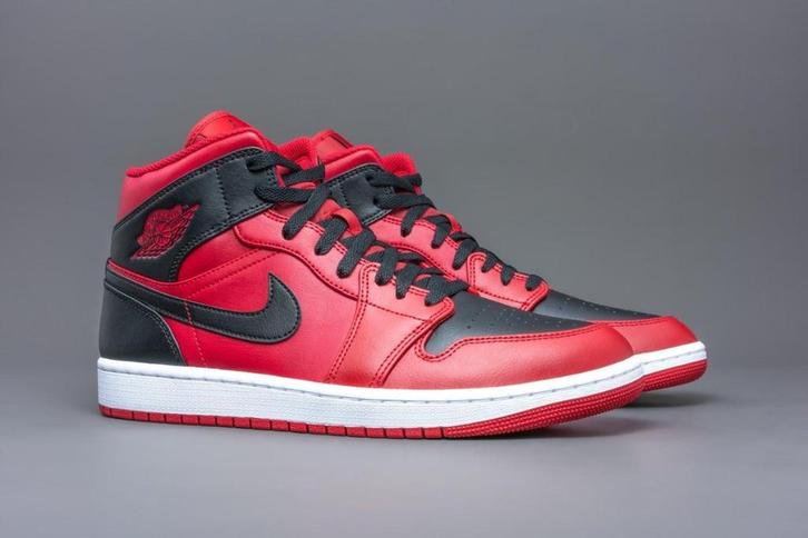 Nike Air Jordan 1 Mid "Reverse Bred" Basketbal schoen -mt 40, Sport en Fitness, Basketbal, Zo goed als nieuw, Schoenen, Ophalen of Verzenden