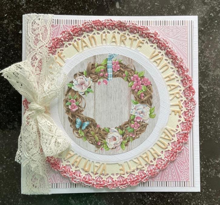 Nr 36 wenskaart met haakwerk. Krans bloemen, Hobby en Vrije tijd, Kaarten | Zelfgemaakt, Nieuw, Ophalen of Verzenden