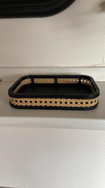 Rotan bakje beschikbaar voor biedingen