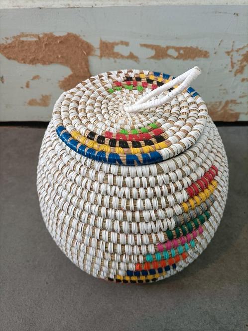 Handgemaakt mandje met deksel | Ibiza stijl | Decoratie, Huis en Inrichting, Woonaccessoires | Schalen en Manden, Nieuw, Mand