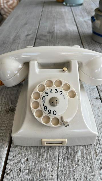 Oude telefoon beschikbaar voor biedingen