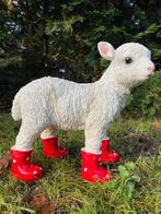 Lam met rode regenlaarsjes schaap boerderij wei wol, Tuin en Terras, Ophalen, Nieuw, Kunststof, Dierenbeeld