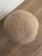 Handgemaakte poef van gevilt wol in de vorm van een kei., Ophalen, Overige materialen, Minder dan 50 cm, Rond