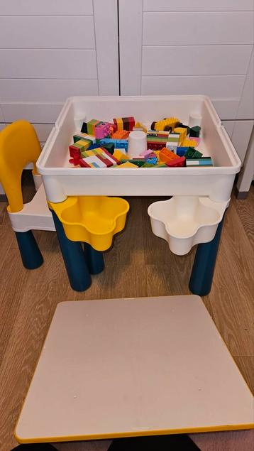 Bouwtafel met stoel beschikbaar voor biedingen