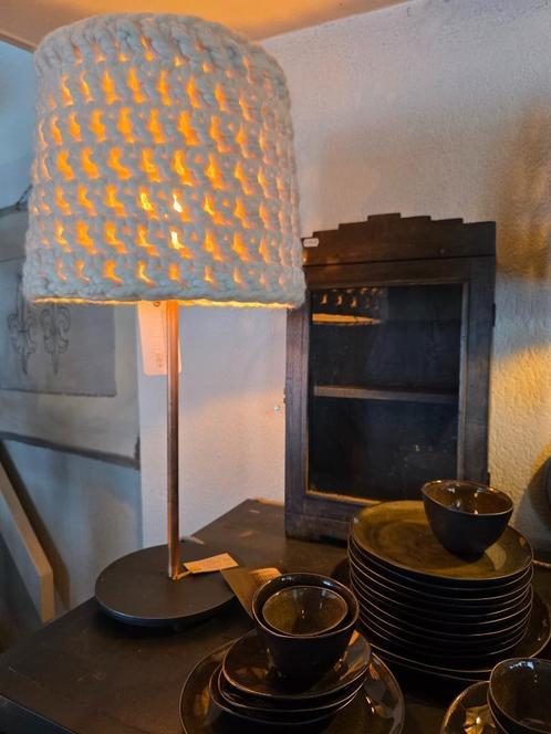 TAFELLAMP MET WOLLEN LAMPENKAP, BANKEN EN MEER in de SALE, Huis en Inrichting, Lampen | Tafellampen, Nieuw, Minder dan 50 cm, Glas