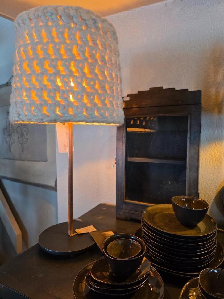 TAFELLAMP MET WOLLEN LAMPENKAP, BANKEN EN MEER in de SALE, Huis en Inrichting, Lampen | Tafellampen, Nieuw, Minder dan 50 cm, Glas
