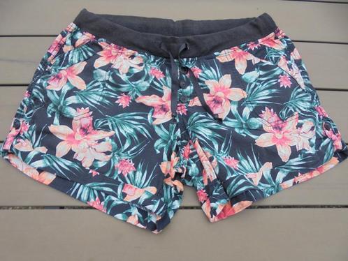 N89 Zwarte bloemen korte broek Takko maat 40, Kleding | Dames, Broeken en Pantalons, Gedragen, Maat 38/40 (M), Zwart, Kort, Ophalen of Verzenden