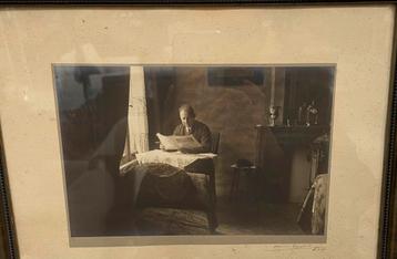 Vintage Man Leest Krant beschikbaar voor biedingen