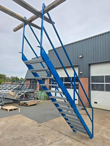 Stalen trap blauw hoog 2.7mtr nob141 beschikbaar voor biedingen
