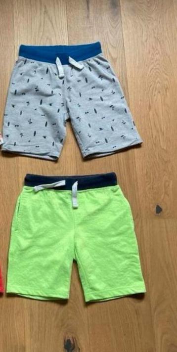 2 x korte broek maat 128 beschikbaar voor biedingen