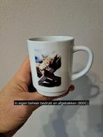 Mok beker met Poes liggend in klapstoel, Porselein D7xH9m, Overige typen, Nieuw, Ophalen of Verzenden, Overige stijlen