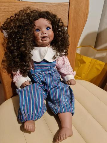 Tessie pop beschikbaar voor biedingen