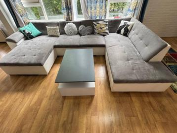 U-hoekbank met salontafel (U-Sofa + Coffee table) beschikbaar voor biedingen