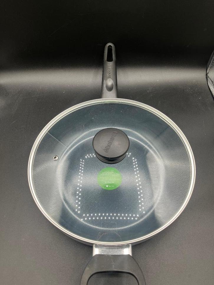 Brabantia INDU+ R Hapjepan inclusief glazendeksel 28cm, Huis en Inrichting, Keuken | Potten en Pannen, Nieuw, Pot, Bus of Blik