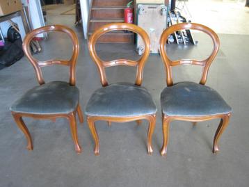 3 antieke eetstoelen beschikbaar voor biedingen