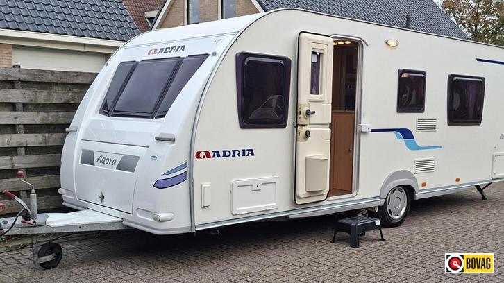 Adria Adora 612 DP Queensbed,mover,voortent., Caravans en Kamperen, Caravans, Bedrijf, tot en met 4, 1000 - 1250 kg, Standaardzit