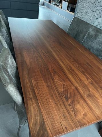 Eettafel massief walnotenhout van 240 cm x 100 cm beschikbaar voor biedingen