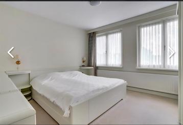 GRATIS Tweepersoonsbed met nachtkastjes en bureau beschikbaar voor biedingen