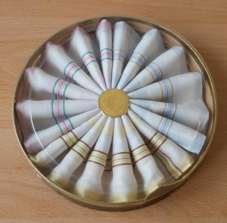 3 Heren Zakdoeken in Ronde Doos - vintage, Antiek en Kunst, Curiosa en Brocante, Ophalen of Verzenden