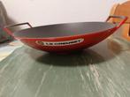 Le Creuset gietijzeren wokpan kersenrood 36 cm, Huis en Inrichting, Keuken | Potten en Pannen, Ophalen of Verzenden, Nieuw, Gietijzer