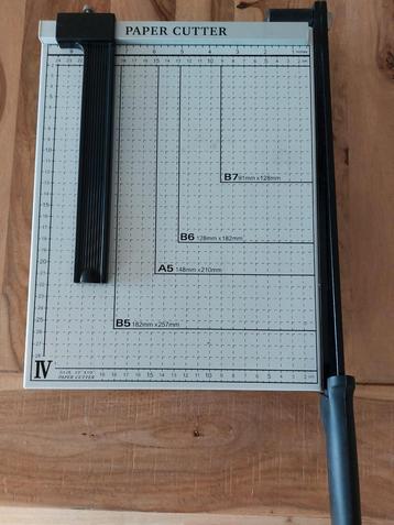Om foto en papier te snijde beschikbaar voor biedingen