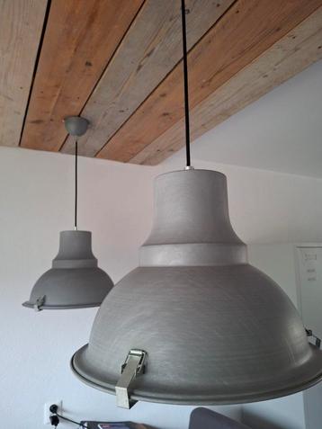 Twee grijze landelijke/industriele hanglampen beschikbaar voor biedingen