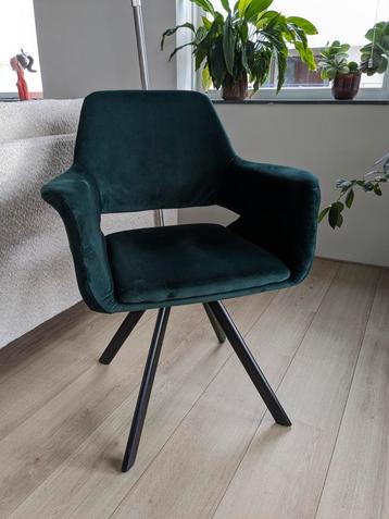 Vier groene velvet stoelen