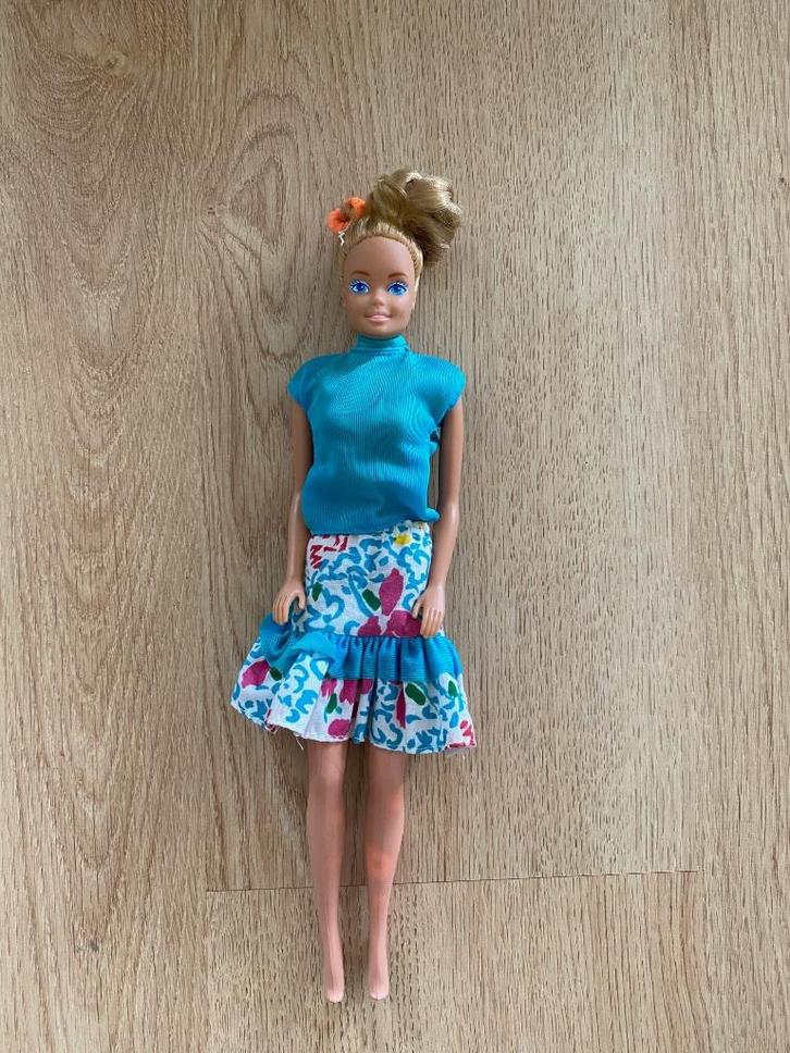 Barbie, blauw shirtje en bloemenrok, jaren 80/90, Kinderen en Baby's, Speelgoed | Poppen, Gebruikt, Barbie, Ophalen of Verzenden