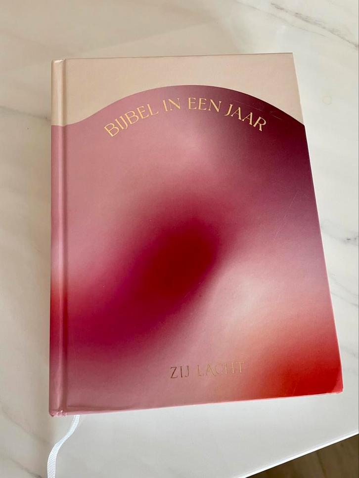 Zij Lacht NBV21 Bijbel in een jaar | als nieuw, Boeken, Godsdienst en Theologie, Zo goed als nieuw, Ophalen