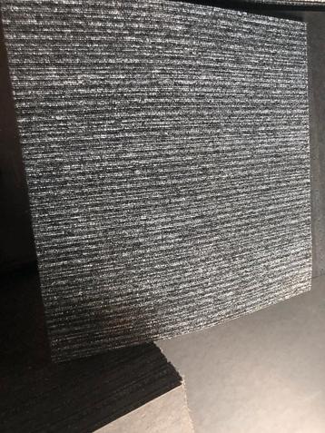 Tapijttegels in de kleur licht/donker grijs voor €1,75 nieuw beschikbaar voor biedingen