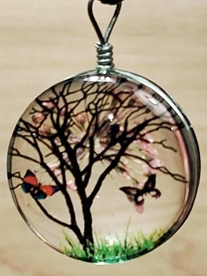 ronde glazen hanger life tree roze/rode bloemetjes, Sieraden, Tassen en Uiterlijk, Kettinghangers, Nieuw, Glas of Kristal, Rood