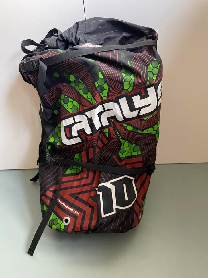 Ozone Catalyst 10m + Bar - Reparatie nodig, Watersport en Boten, Kitesurfen, Gebruikt, Bar, 10 m², Geen board, Ophalen of Verzenden