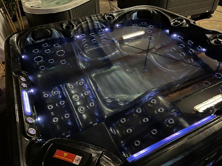 Demo 5 pers. Devine Spa Vision incl Garantie & Installatie, Tuin en Terras, Zwembad-toebehoren, Zo goed als nieuw, Ophalen