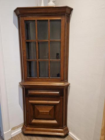 Houten hoekkast met glas en lade beschikbaar voor biedingen