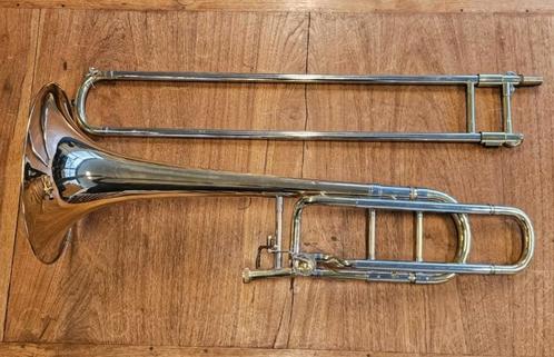 Bas-trombone Wilson 511 TA Bb/F, Muziek en Instrumenten, Blaasinstrumenten | Trombones, Zo goed als nieuw, Bas, Met koffer, Ophalen