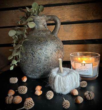 Lief Kruikje met Eucalyptus Tak beschikbaar voor biedingen