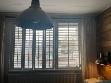 Stoere linnen gordijnen op roede beschikbaar voor biedingen