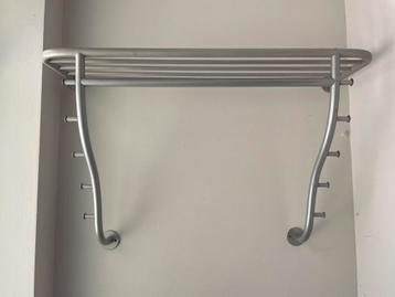 Kapstok met hangers beschikbaar voor biedingen