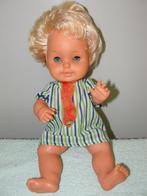 Leuk kleuter popje met originele kleding NR 1241, Ophalen of Verzenden, Zo goed als nieuw, Pop