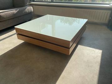 Houten salontafel met glasplaat