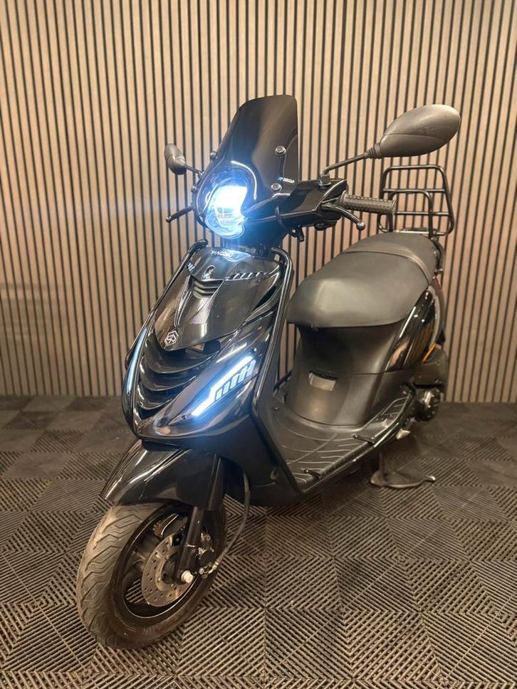 PIAGGIO ZIP 4T 3V BROM 2021 FULL OPTION GLANS ZWART, Fietsen en Brommers, Scooters | Piaggio, Zo goed als nieuw, Zip, Maximaal 45 km/u