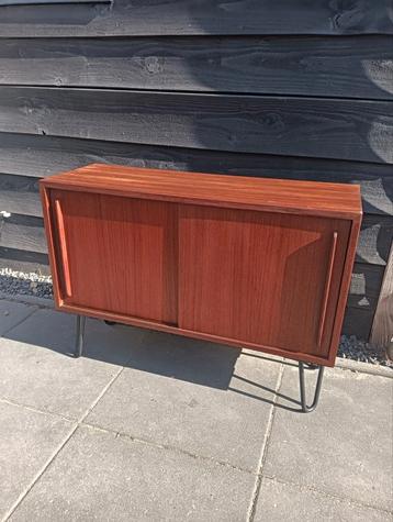 Vintage schuifdeur kastje op gietijzeren luspoten onderstel  beschikbaar voor biedingen