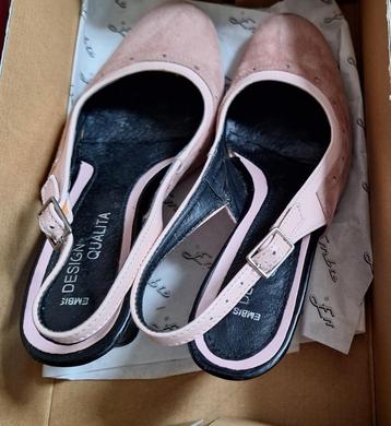 Zomerschoenen, met een hak beschikbaar voor biedingen
