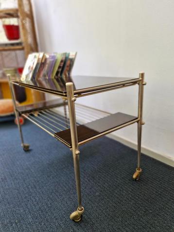 Vintage platenmeubel / audiomeubel op wieltjes beschikbaar voor biedingen