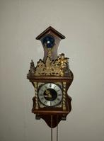 Antieke Zaanse wandklok met mythologische figuur Atlas erop, Antiek en Kunst, Antiek | Klokken, Ophalen
