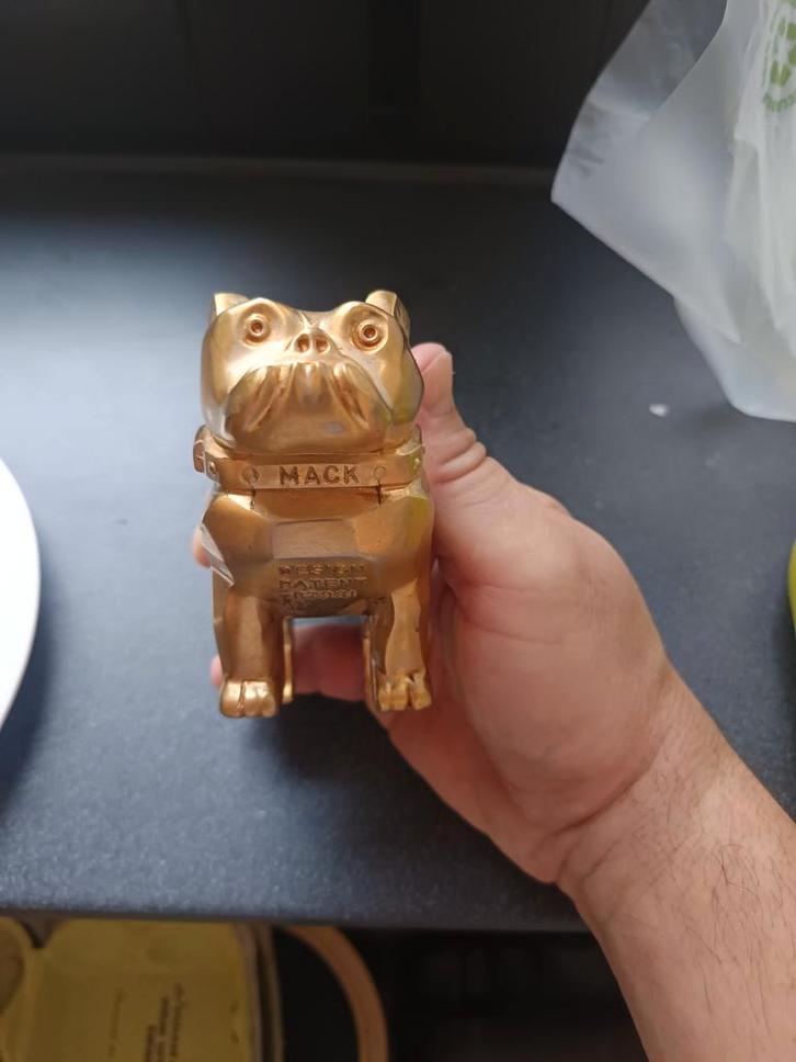 Vintage Mack Vrachtwagen embleem/ornament - Goudkleurig, Antiek en Kunst, Kunst | Beelden en Houtsnijwerken, Ophalen of Verzenden