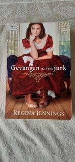 Regina Jennings - Gevangen in een jurk, Boeken, Regina Jennings, Ophalen of Verzenden, Zo goed als nieuw, Nederland