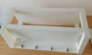 Witte houten kapstok beschikbaar voor biedingen