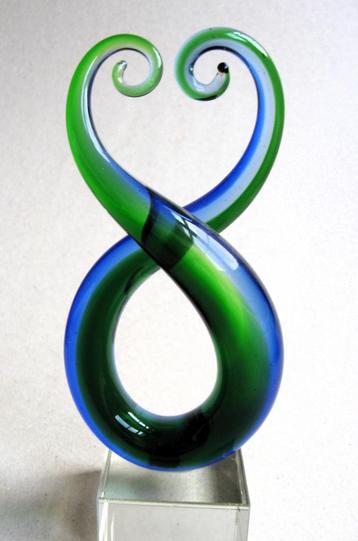 Koru glas, vriendschap en trouw , abstract beeld beschikbaar voor biedingen